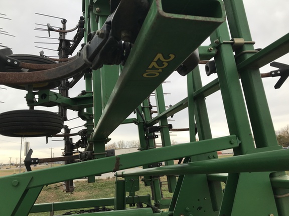 2010 John Deere 2210 Field Cultivator