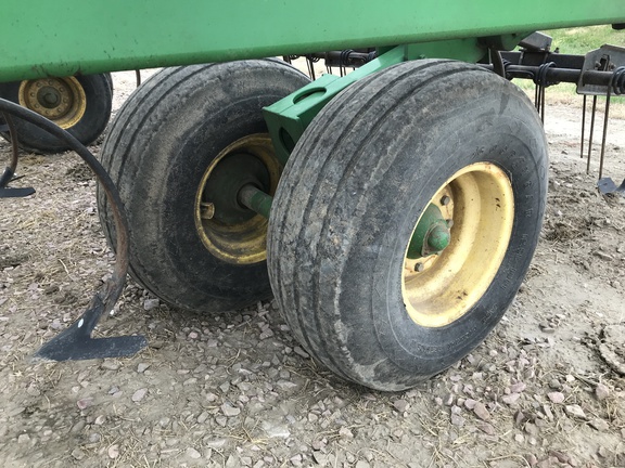 2010 John Deere 2210 Field Cultivator