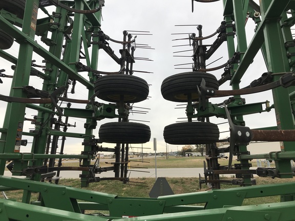 2010 John Deere 2210 Field Cultivator