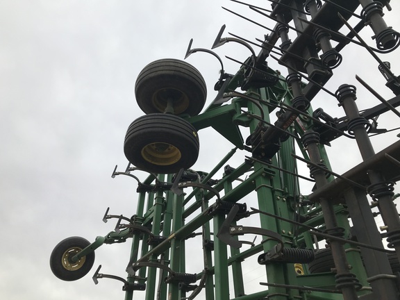 2010 John Deere 2210 Field Cultivator