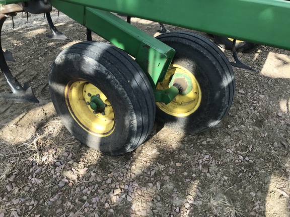 2009 John Deere 2210 Field Cultivator