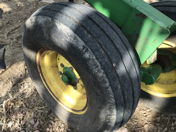 2009 John Deere 2210 Field Cultivator