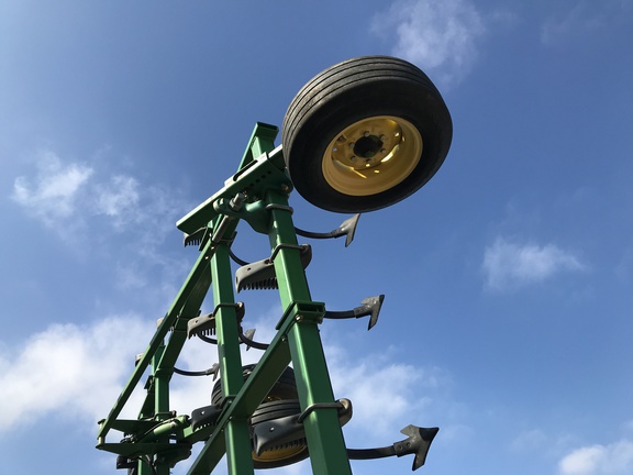2009 John Deere 2210 Field Cultivator