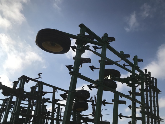 2009 John Deere 2210 Field Cultivator