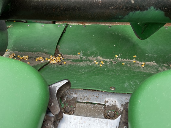 2010 John Deere 608C Header Corn Head