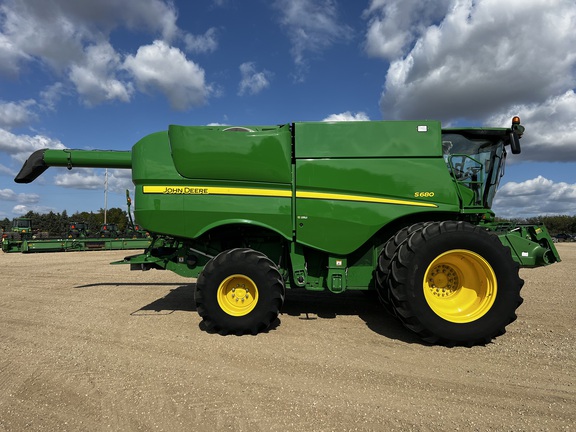 2013 John Deere S680 Combine