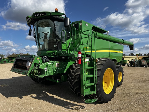 2013 John Deere S680 Combine