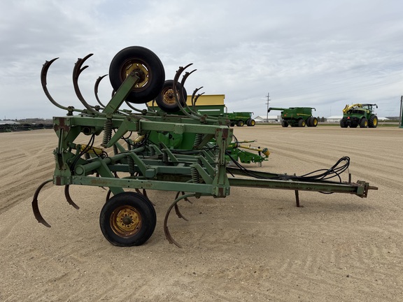John Deere 1610 Chisel Plow