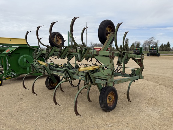 John Deere 1610 Chisel Plow