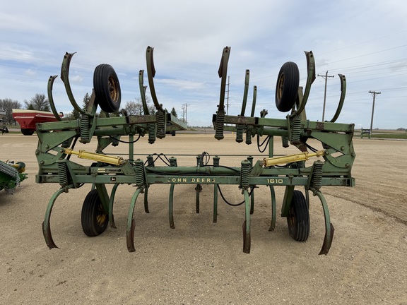 John Deere 1610 Chisel Plow
