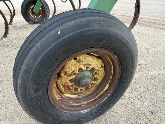John Deere 1610 Chisel Plow