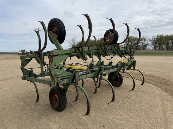 John Deere 1610 Chisel Plow