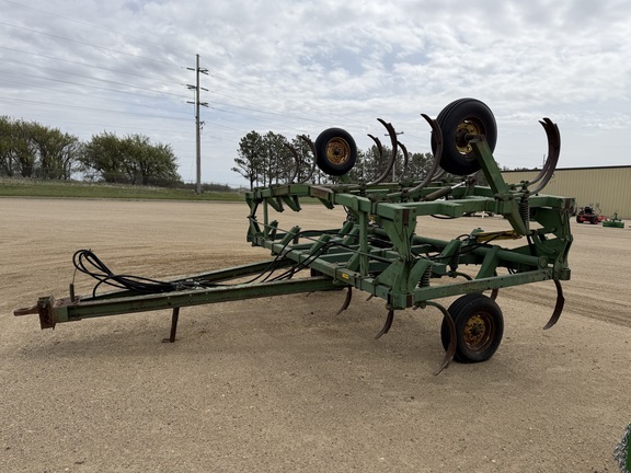 John Deere 1610 Chisel Plow