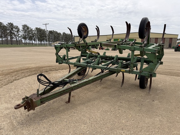 John Deere 1610 Chisel Plow