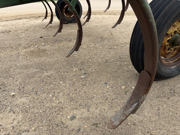 John Deere 1610 Chisel Plow