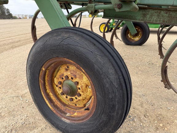 John Deere 1610 Chisel Plow