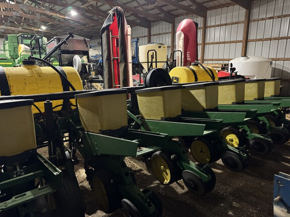 1989 John Deere 7200 Planter