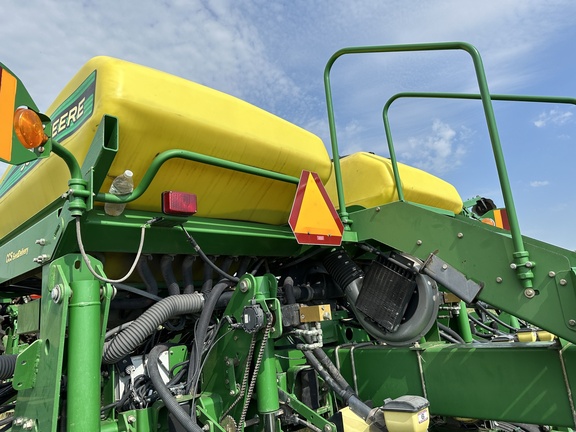 2004 John Deere 1770NT CCS Planter