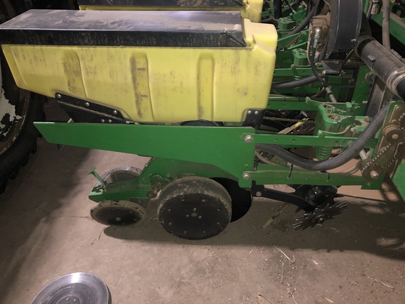 2001 John Deere 1770 Planter