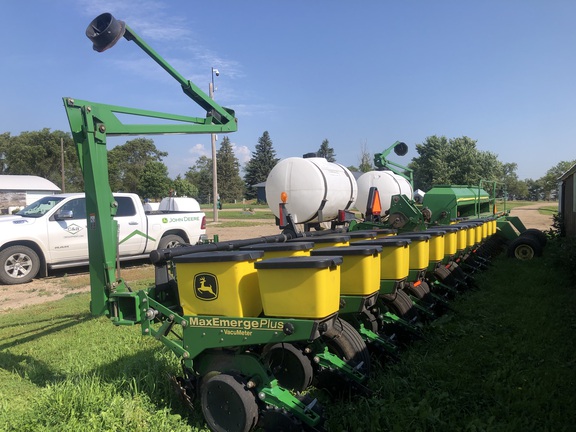 2001 John Deere 1760 Planter