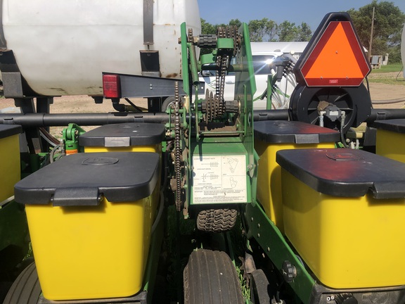 2001 John Deere 1760 Planter