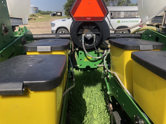 2001 John Deere 1760 Planter