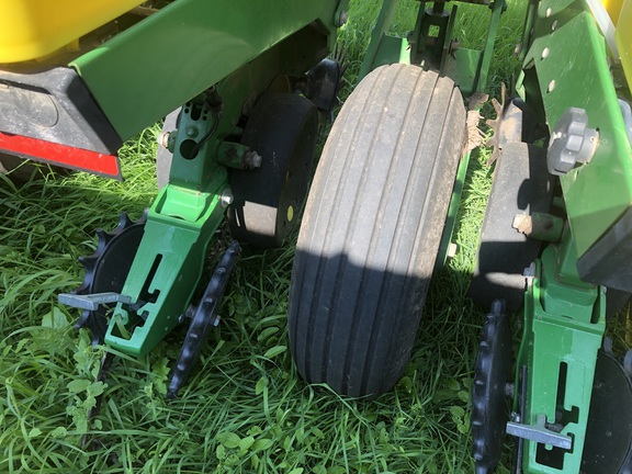 2001 John Deere 1760 Planter