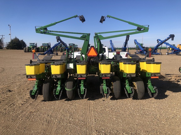 2001 John Deere 1760 Planter