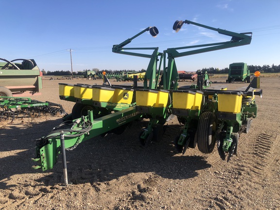 2001 John Deere 1760 Planter