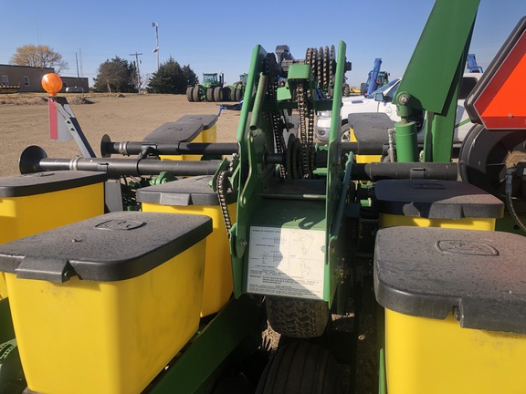 2001 John Deere 1760 Planter