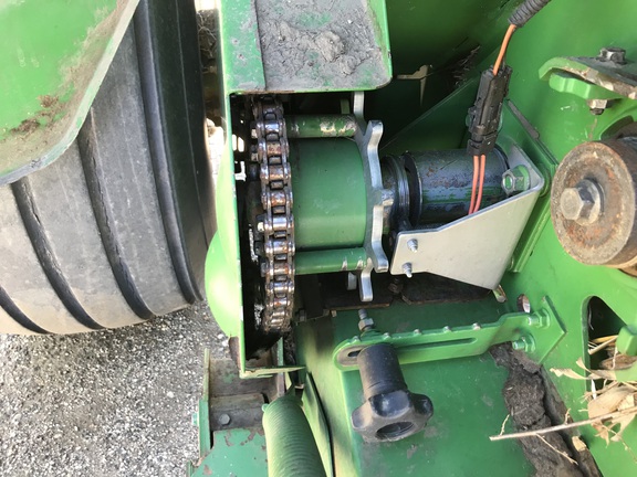 2010 John Deere 568 Baler/Round