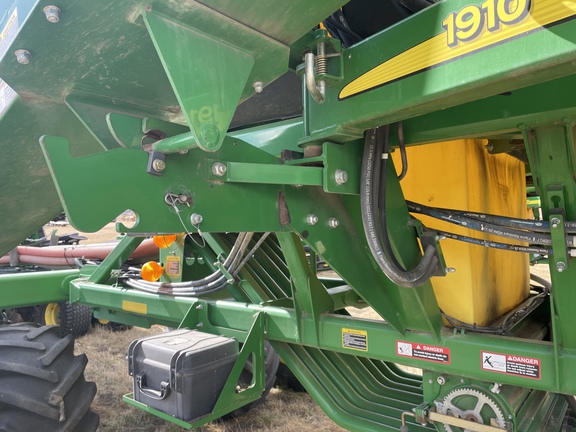 2014 John Deere 1890 Air Seeder