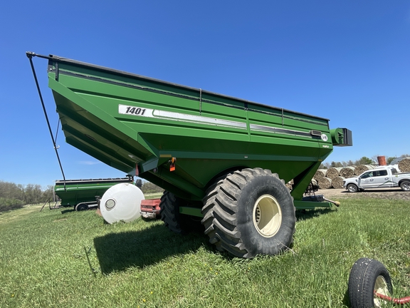 2018 J&M 1401-22 Grain Cart