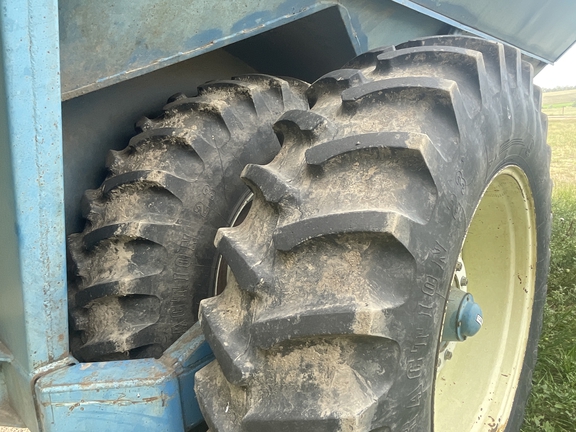 1995 Kinze 1040 Grain Cart