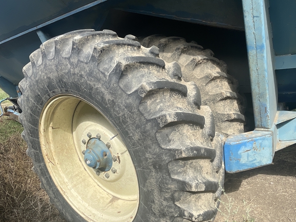 1995 Kinze 1040 Grain Cart