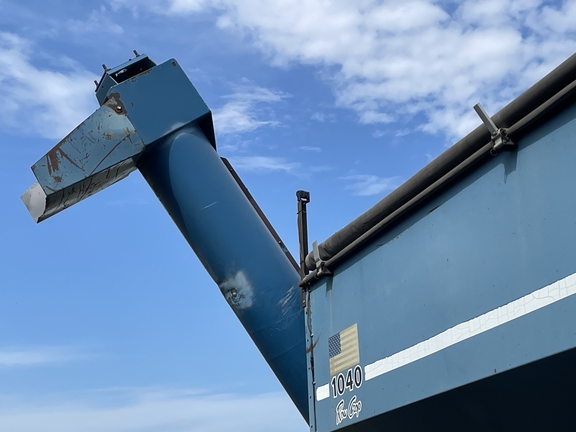 1995 Kinze 1040 Grain Cart