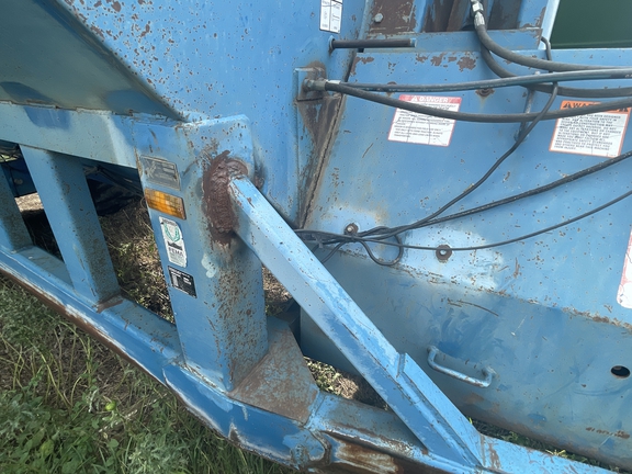 1995 Kinze 1040 Grain Cart