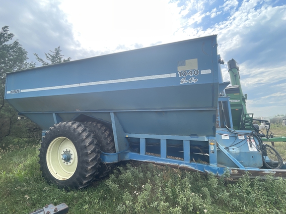 1995 Kinze 1040 Grain Cart