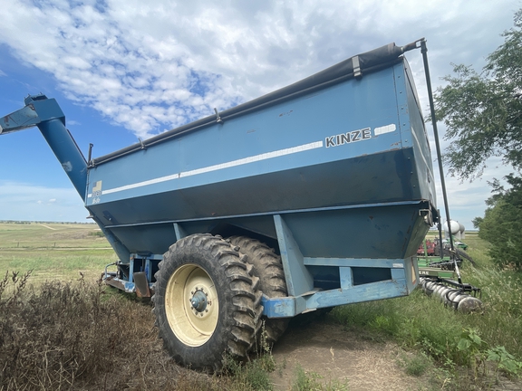 1995 Kinze 1040 Grain Cart