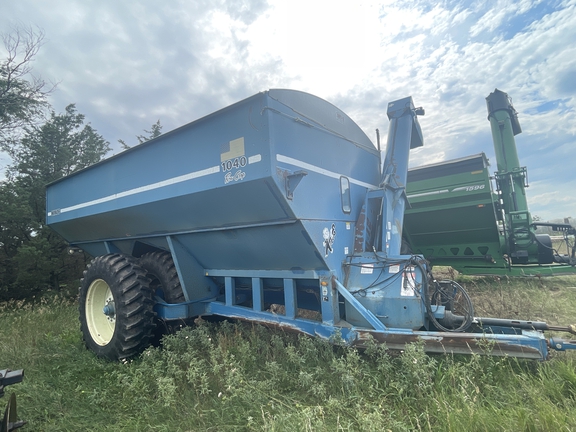 1995 Kinze 1040 Grain Cart