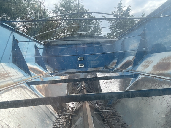 1995 Kinze 1040 Grain Cart