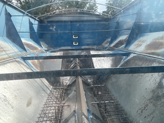 1995 Kinze 1040 Grain Cart