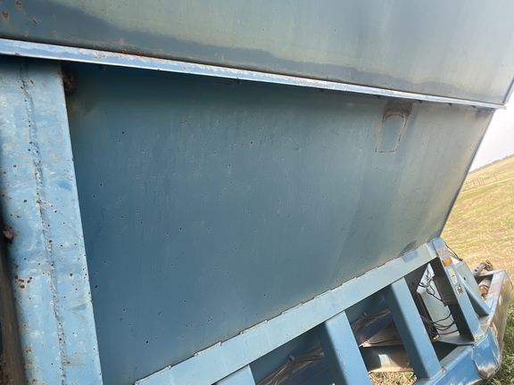1995 Kinze 1040 Grain Cart