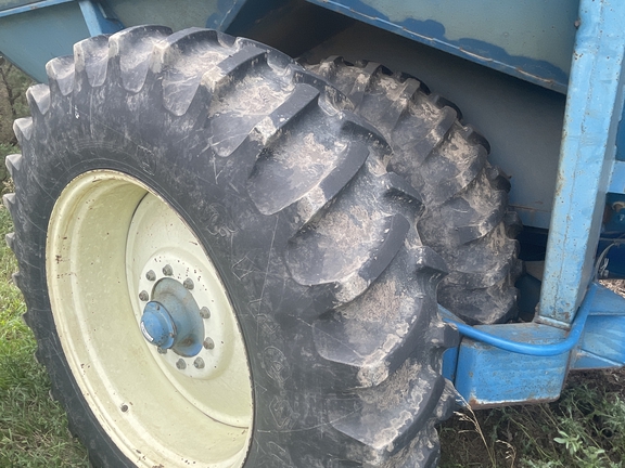 1995 Kinze 1040 Grain Cart