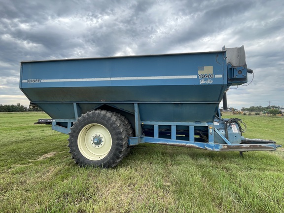 1995 Kinze 1040 Grain Cart