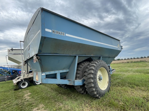 1995 Kinze 1040 Grain Cart