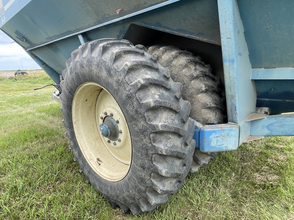 1995 Kinze 1040 Grain Cart