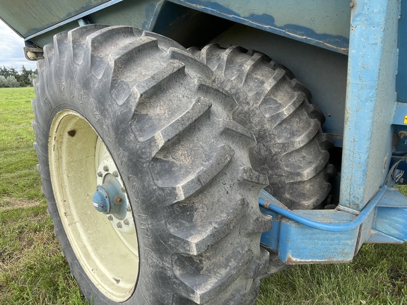 1995 Kinze 1040 Grain Cart