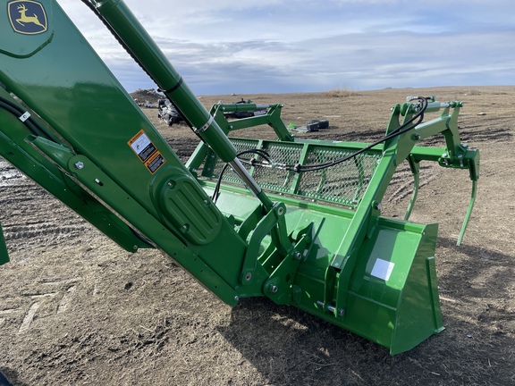 2022 John Deere 680R Loader