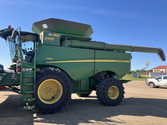 2017 John Deere S680 Combine